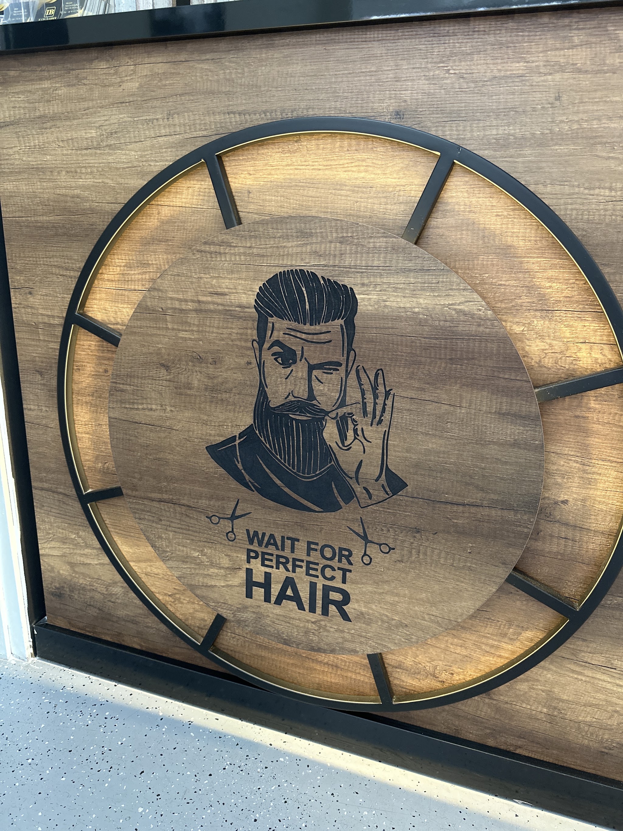 Rond houten wandpaneel met een illustratie van een man met baard en de tekst Wait for perfect hair